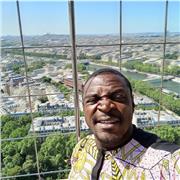 Passionné de l'éducation, je donne les cours d'histoire aux élèves du primaire et du secondaire